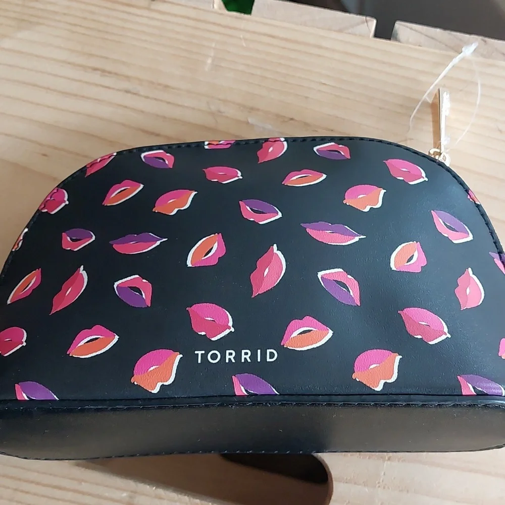 Torrid Lips Pink &  Red Makeup Bag NWT - Picture 9 of 11